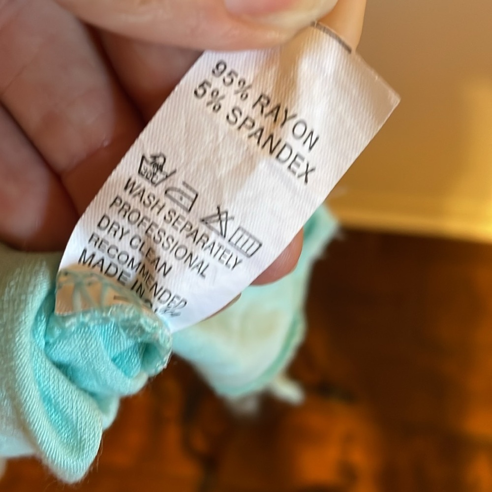 ☀️☀️☀️3 for 12$ ☀️☀️☀️Cold Shoulder Pull Over Top - Picture 10 of 10